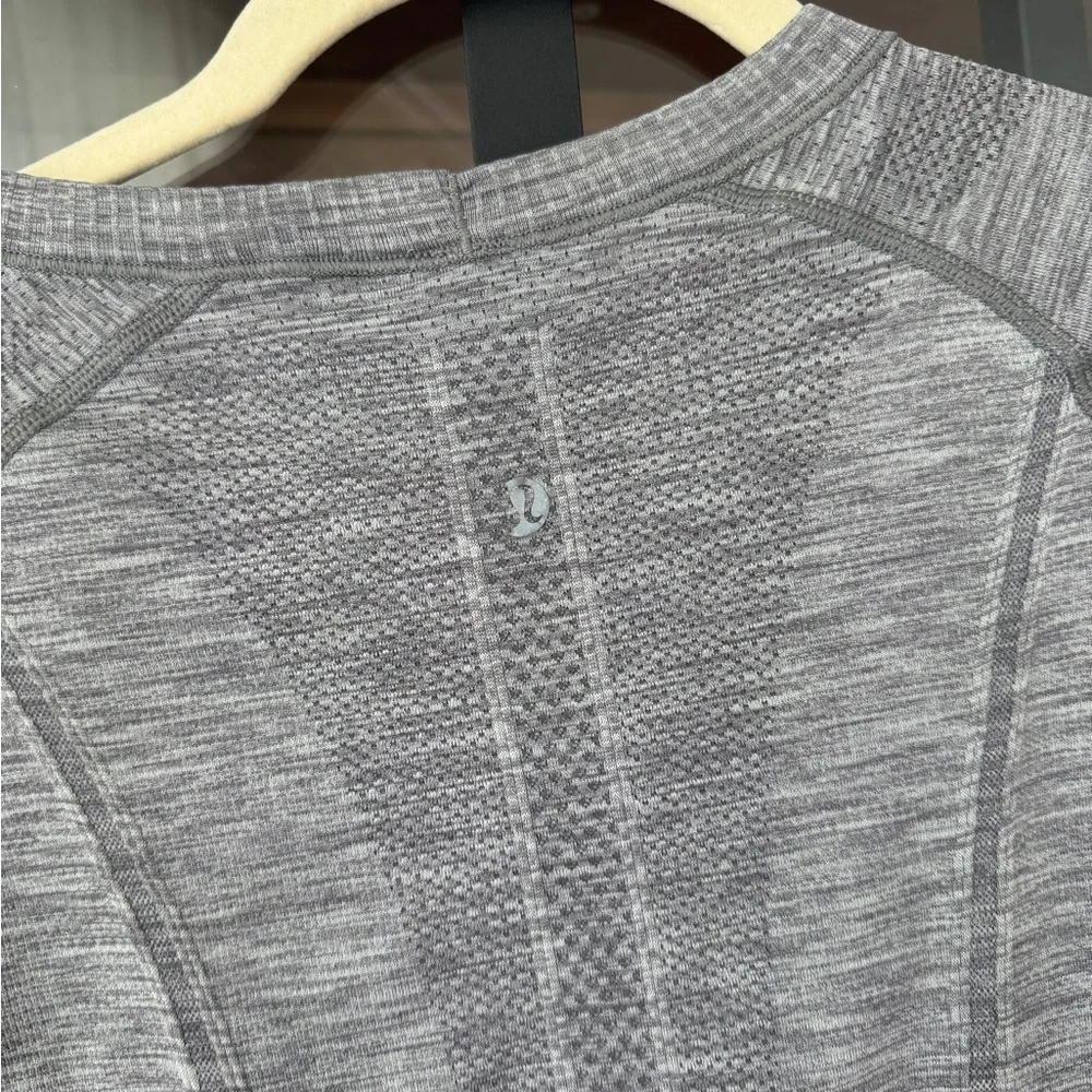 Lululemon Swiftly Tech Short Sleeve Crew tee Slate White workout running train